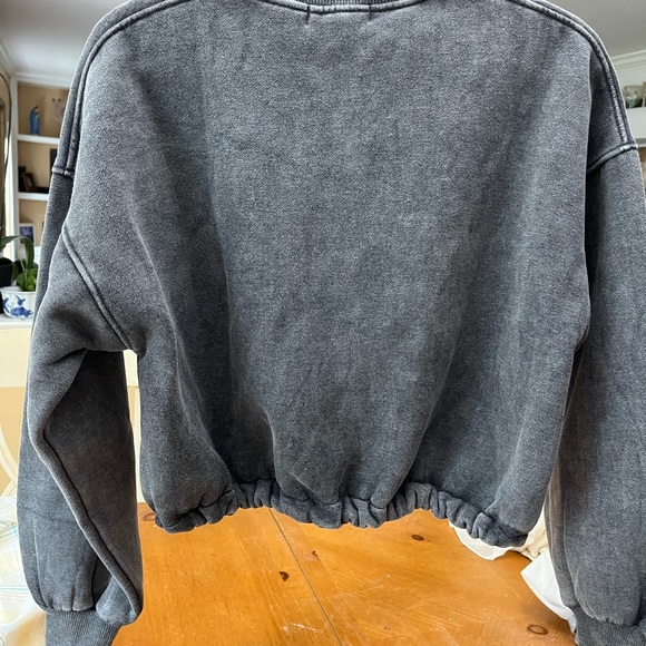 Short drawstring sweatshirt. Size small. Very soft. - Picture 4 of 4